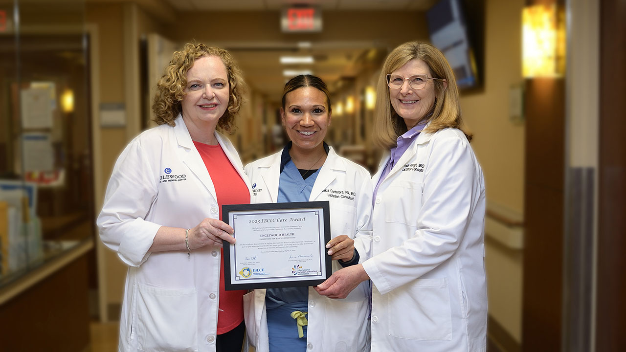 Lactation consultants holding certificate