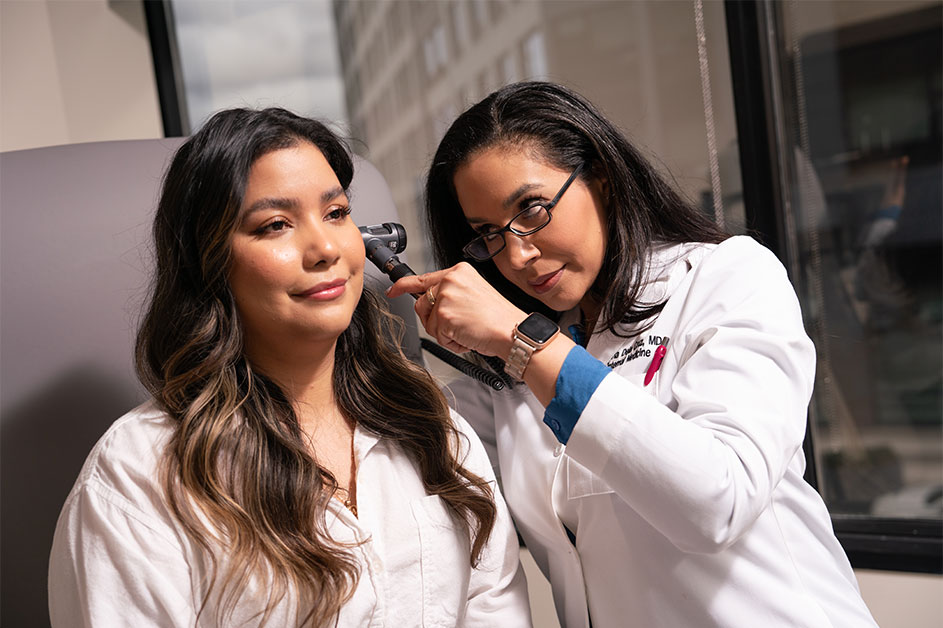 Primary care doctor Flavia De La Cruz with a patient